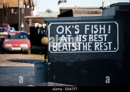 Eine Anzeige malte auf der Wand eines Fischhändler in alten Hastings. Stockfoto