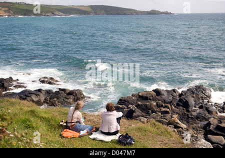 zwei weibliche Urlauber genießen eine Pause auf der Süd-West Küste Weg, England uk Stockfoto