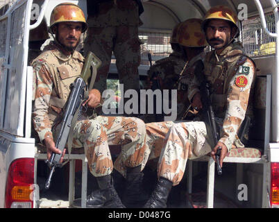 Rangers und Polizei Konvoi Patrouillen in Stadt Flagge Marsch um Recht und Ordnung so bleiben, wie Sicherheit hat während Muharram-Ul-Haram in Hyderabad auf Freitag, 16. November 2012 anziehen wurde. Stockfoto