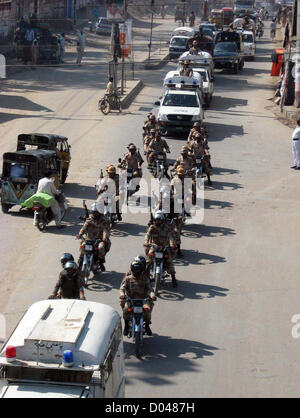 Rangers und Polizei Konvoi Patrouillen in Stadt Flagge Marsch um Recht und Ordnung so bleiben, wie Sicherheit hat während Muharram-Ul-Haram in Hyderabad auf Freitag, 16. November 2012 anziehen wurde. Stockfoto