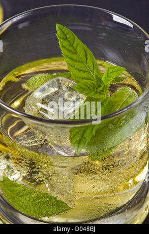 Eistee Apfel-Minze im Glas Stockfoto