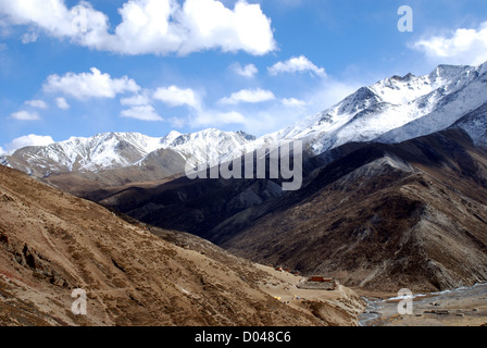 Das buddhistische Kloster von Shey Gompa liegt auf einer Anhöhe mit Schnee caped hohen Himalaja in Nepal Dolpo im Hintergrund Stockfoto