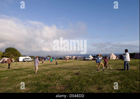 Jährliche Cricket-Match in Porth-de-Alls Campingplatz, Prussia Cove, Cornwall, England, UK. Stockfoto