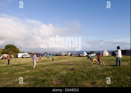 Jährliche Cricket-Match in Porth-de-Alls Campingplatz, Prussia Cove, Cornwall, England, UK. Stockfoto