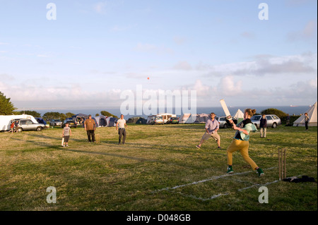 Jährliche Cricket-Match in Porth-de-Alls Campingplatz, Prussia Cove, Cornwall, England, UK. Stockfoto