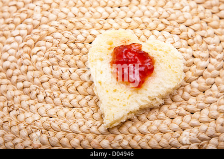 Marmelade auf Toast in Herzform. Stockfoto