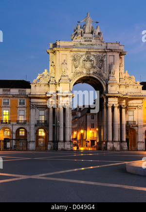 Berühmte Bogen an der Praça Comercio zeigen Viriatus, Vasco da Gama, Pombal und Nuno Alvares Pereira Stockfoto