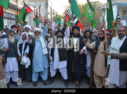 Aktivisten der Ahle Sunnat Wal Jamat skandieren Parolen während Demonstration anlässlich der Todestag von 2rd orthodoxen Kalif Hazrat Umar Farooq und anspruchsvoll zu der pakistanischen Regierung erklärt seinem Martyrium Tag als Feiertag im Quetta-Presseklub auf Freitag, 16. November 2012. Stockfoto