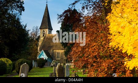 Kirchhof im Herbst Stockfoto