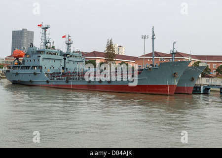 Zwei Licht militärische Schiffe in Huangpu River in Shanghai Stockfoto