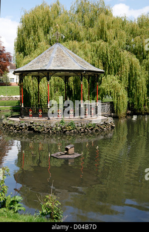 Musikpavillon auf der Insel im Teich und Trauerweide Gheluvelt Park Worcester Worcestershire England UK Stockfoto