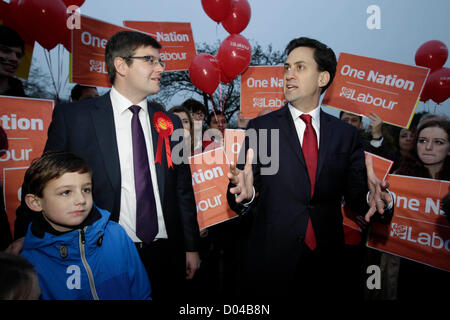 Corby, Northamptonshire, UK. 16. November 2012. Labour neueste MP Andy Sawford mit labour-Chef Ed Miliband Corby durch-Wahl, Corby, Northamptonshire. Bildnachweis: Tim Scrivener / Alamy Live News Stockfoto