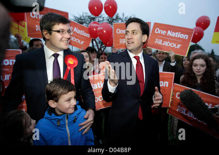 Corby, Northamptonshire, UK. 16. November 2012. Labour neueste MP Andy Sawford mit labour-Chef Ed Miliband Corby durch-Wahl, Corby, Northamptonshire. Bildnachweis: Tim Scrivener / Alamy Live News Stockfoto