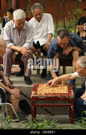 Männer spielen Xiangqi in Wenshu Tempel, Chengdu Stockfoto