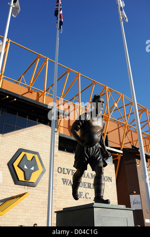 Statue von Fußballer Billy Wright außerhalb Wolverhampton Wanderers FC Fußball Boden Molineux UK Stockfoto