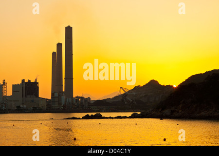 Kraftwerk entlang der Küste bei Sonnenuntergang in Hong Kong Stockfoto