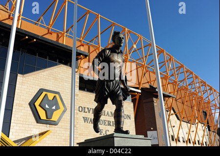 Statue von Fußballer Billy Wright außerhalb Wolverhampton Wanderers FC Fußball Boden Molineux UK Stockfoto