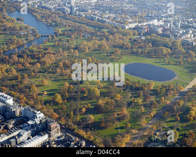 Herbstfarben im Hyde Park in London, aus der Luft, zeigt die runden Teich und The Serpentine links Stockfoto