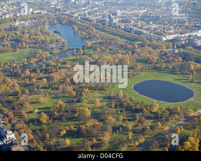 Herbstfarben im Hyde Park in London, aus der Luft, zeigt den runden Teich und die Serpentinen hinter Stockfoto