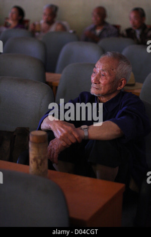 Alte chinesische Mann beobachtet Sichuan Oper Stockfoto