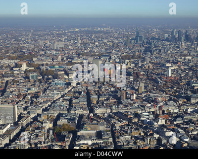 Londons West End und Mayfair aus der Luft, Oxford Street auf der linken Seite und die Stadt in der Ferne Stockfoto