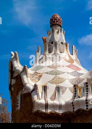 Detail des Aufbaus mit Mosaik Dach von Antoni Gaudi im Parc Güell Barcelona Katalonien Spanien jetzt zum UNESCO-Weltkulturerbe Stockfoto