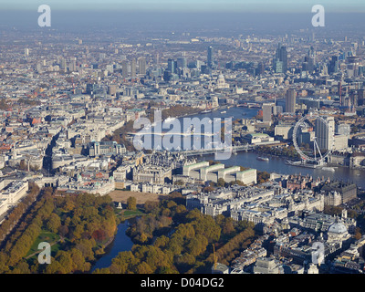 Blick nach Osten über London auf der Themse in die Stadt St James Park mit dem London Eye und Whitehall Vordergrund Stockfoto