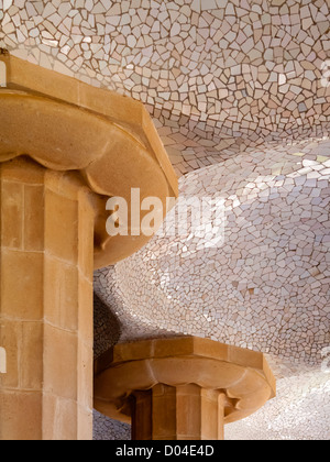 Dorische Säulen im Parc Güell Gärten Barcelona Spanien von Antoni Gaudi entworfen erbaut 1900 bis 1914 nun zum UNESCO-Weltkulturerbe Stockfoto