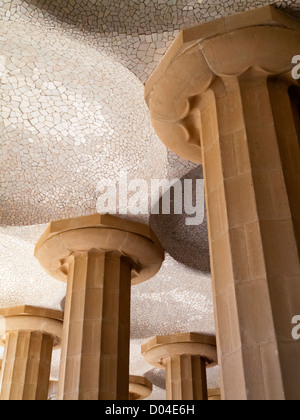 Dorische Säulen im Parc Güell Gärten Barcelona Spanien von Antoni Gaudi entworfen erbaut 1900 bis 1914 nun zum UNESCO-Weltkulturerbe Stockfoto