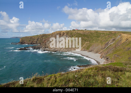 Strand und Klippen bei Widemouth Bucht an der Nordküste von Cornwall in der Nähe von Bude. Cornwall, England Stockfoto