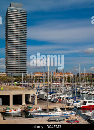 Boote im Hafen von Port Olimpic Barceloneta Barcelona Katalonien Spanien ausgiebig für die Olympischen Spiele 1992 umgebaut wurde Stockfoto