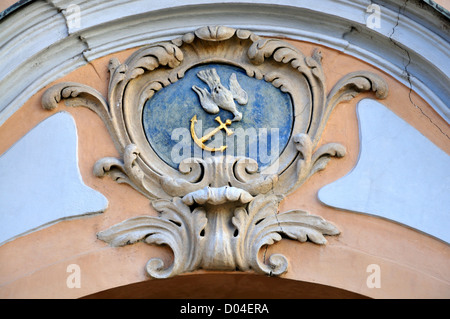 Prag, Tschechische Republik. Kanonische Haus - Hradčanské Platz 7/68. Haus Schild: Taube mit Anker Stockfoto