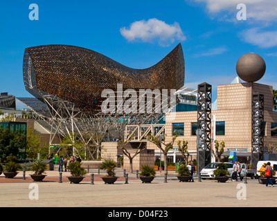 Fisch Skulptur von Frank Gehry in Barceloneta Port Olimpic Barcelona Katalonien Spanien errichtet 1992 für die Olympischen Spiele Stockfoto