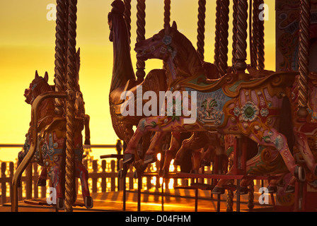 Karussell bei Sonnenuntergang am Strand von Brighton, Brighton, East Sussex, Großbritannien. Stockfoto