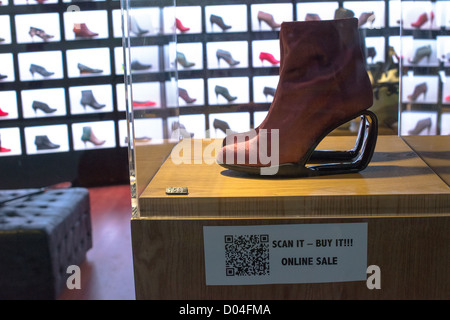 Leonhard, einem traditionellen Schuhgeschäft featuring ist einen Designer Schuh in seinem Schaufenster mit einem QR-Code für Online-shopping Stockfoto