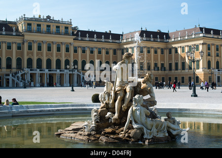 Besucher das Schloss Schönbrunn, ein UNESCO-Weltkulturerbe am 4. Oktober 2012 in Wien, Österreich. Stockfoto