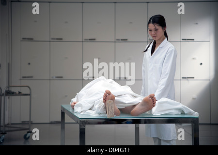 Leiche auf Leichenhalle Tisch mit Pathologen Stockfoto