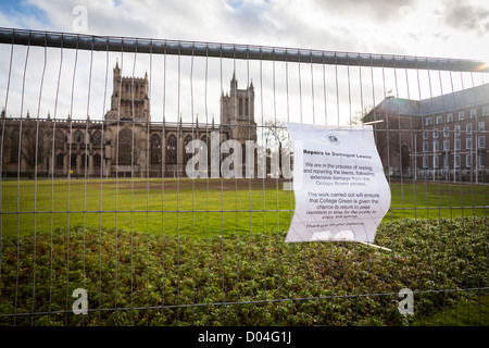 Bekanntmachung über einen Zaun vor der Bristol Cathedral in Bezug auf die "Besetzen Bristol" Protest, Bristol, England. Stockfoto