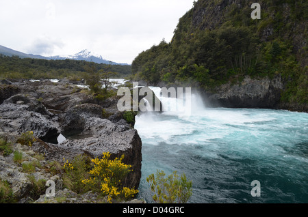 Petrohue Wasserfälle, mit einer Kulisse des Vulkans Osorno. Los Lagos Region, chilenische Patagonien Stockfoto