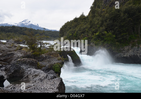 Petrohue Wasserfälle, mit einer Kulisse des Vulkans Osorno. Los Lagos Region, chilenische Patagonien Stockfoto