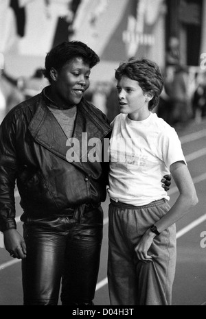 Tessa Sanderson und Zola Budd im RAF Cosford Athletics Stadium 26.1.1985. Britische Athleten der 1980er Jahre. Bild von DAVID BAGNALL Stockfoto