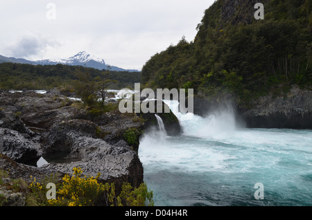 Petrohue Wasserfälle, mit einer Kulisse des Vulkans Osorno. Los Lagos Region, chilenische Patagonien Stockfoto