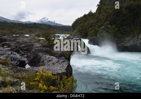 Petrohue Wasserfälle, mit einer Kulisse des Vulkans Osorno. Los Lagos Region, chilenische Patagonien Stockfoto