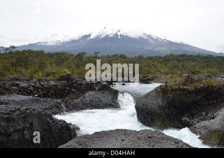 Petrohue Wasserfälle, mit einer Kulisse des Vulkans Osorno. Los Lagos Region, chilenische Patagonien Stockfoto