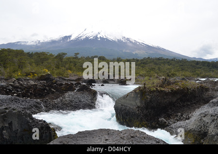 Petrohue Wasserfälle, mit einer Kulisse des Vulkans Osorno. Los Lagos Region, chilenische Patagonien Stockfoto