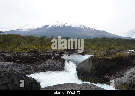 Petrohue Wasserfälle, mit einer Kulisse des Vulkans Osorno. Los Lagos Region, chilenische Patagonien Stockfoto