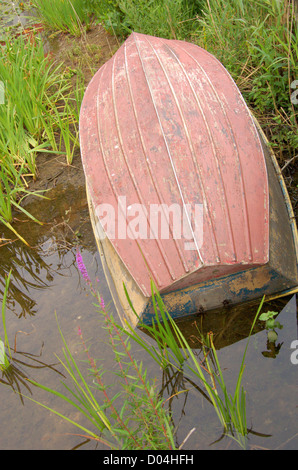 Umgedrehten Ruderboot in Greenwich Ökologie Park in London, England Stockfoto