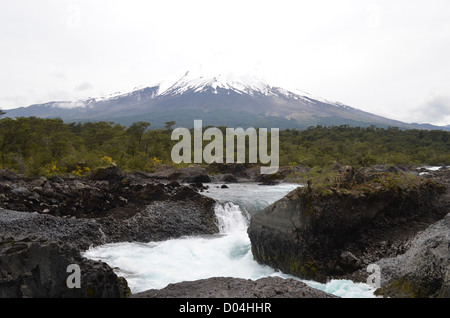 Petrohue Wasserfälle, mit einer Kulisse des Vulkans Osorno. Los Lagos Region, chilenische Patagonien Stockfoto