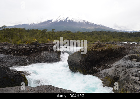 Petrohue Wasserfälle, mit einer Kulisse des Vulkans Osorno. Los Lagos Region, chilenische Patagonien Stockfoto