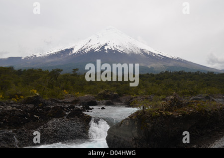 Petrohue Wasserfälle, mit einer Kulisse des Vulkans Osorno. Los Lagos Region, chilenische Patagonien Stockfoto